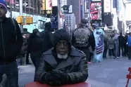 Man reageert op het zien van Times Square en iPhones, na 44 jaar in de gevangenis te hebben gezeten