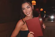De heerlijke Jessica Naz gaat zoals vanouds nog eens volledig uit de kleren: "Damn, dit is zo heet!"