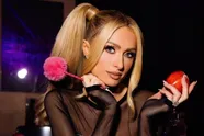 Paris Hilton toont zich nog eens heel schaars gekleed aan de wereld en da's pure kunst (foto's)