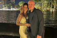 Bull's eye! Daphne, de vrouw van Michael van Gerwen, showt in bikini haar waanzinnige tattoos