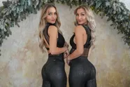 Tweelingzusjes Stephanie en Julia tonen in heerlijke lingerie waarom elke man stapelzot is van hen