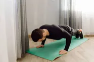 Fitness-expert legt uit hoe je jouw push-ups kan perfectioneren: "Hoge frequentie is geen teken van kracht"
