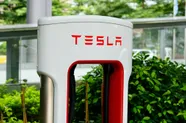 Tesla zet zware middelen in tegen criminelen die laadstations viseren: verfbommen moeten kabeldieven afschrikken