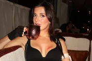 Jamie-Lee Six heeft alleen maar een rode bikini nodig om Instagram te doen ontploffen (foto's)