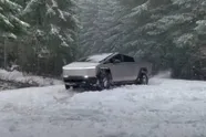 Tesla Cybertruck-eigenaar test mogelijkheden van de truck bij -21 graden en rijdt door sneeuwstorm