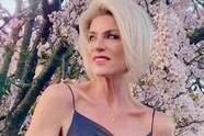 Joyce De Troch bewijst dat op haar 50e een bikini haar nog steeds geweldig staat (foto's)