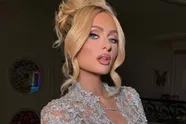 Paris Hilton zoekt het randje van Instagram op in een doorschijnende jurk: "Dit is zó heet!" (foto's)