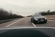 Mercedes scheurt een andere auto voorbij op Duitse snelweg met een snelheid van 332 km/u