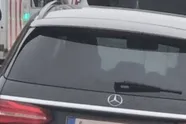 Vlaamse Mercedes-chauffeur pakt uit met opvallende nummerplaat: "Welke van de drie is het?"