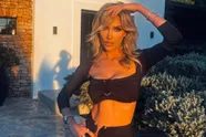 Anouk Matton staat achter de draaitafel in een nogal 'pikante' outfit en dat kan haar publiek best pruimen (foto's)