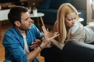 Vrouw krijgt ‘warm welkom’ nadat ze thuiskomt van haar werk: “Mijn lief lag op de keukentafel… met zijn ex en haar vriendin!”