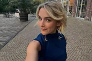 Pommelien Thijs komt zeer minimaal gekleed voor de dag, in een outfit bestaande uit... 'autogordels' (foto's)