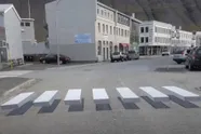 3D-zebrapad, ontworpen om het verkeer af te remmen, laat iedereen wijzen op hetzelfde gevaarlijke probleem