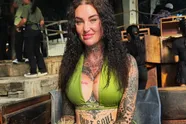 Temptation-Rosanna transformeert in een schaars geklede paashaas, en dat kunnen haar fans wel pruimen