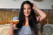 Nicolleke uit 'Massa is Kassa' smult aardbeien en zet daarbij haar meloenen nog eens ferm in de kijker (foto's)
