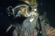 Mensen durven de oceaan niet meer in nadat een duiker 's nachts een camera meeneemt naar de bodem