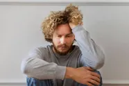 "Ik bedroog mijn vrouw met... haar vader! Nu schaam ik me kapot en weet niet hoe ik het haar moet vertellen"