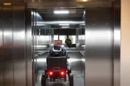 De kleinste elektrische auto ter wereld past in een lift, rijdt door gangpaden in winkels en haalt 67 km/u