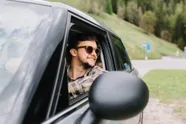 Deze alledaagse dingen draag je beter niet in de auto, want ze zijn gevaarlijker dan je denkt