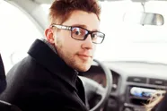 Brildrager en binnenkort met de auto naar het buitenland? Opgelet, want in deze landen geldt een bijzondere regel