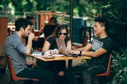 Steeds meer werknemers van Generatie Z doen aan 'career catfishing', en dat heeft grote gevolgen voor werkgevers