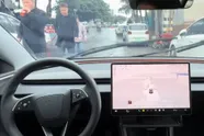 Tesla-eigenaar deelt beelden van zijn auto die door drukke straten rijdt zonder handen aan het stuur