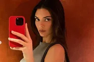 Kendall Jenner die poseert zonder bh... dat komt wel even binnen op Instagram (foto's)