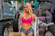 Ex-schooljuf Ashley heeft wat nieuwe (veel te kleine) bikini's gekocht en we mogen even meekijken (foto's)