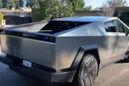 Man mag zijn Tesla Cybertruck afhalen in de showroom, maar krijgt dan vervelend telefoontje: “Dit kan toch niet?”