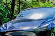 Belgische Tesla-eigenaar maakt de tongen los met zijn ‘krachtige’ nummerplaat: “Is hij de koning van de weg?”