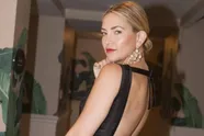 Actrice Kate Hudson pakt uit met een gewaagde badpakselfie die net geen censuur nodig heeft