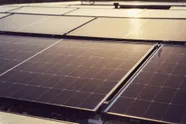 Saharazand op je zonnepanelen: hoeveel rendement verlies je echt en is het schadelijk?