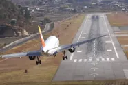 Slechts 50 piloten zijn gekwalificeerd om te landen op deze luchthaven: maak de landing mee van in de cockpit