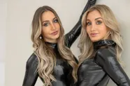 Tweelingzusjes Stephanie en Julia tonen nog eens minimaal gekleed waarom veel mannen stapelzot zijn van hen