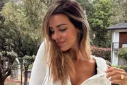 DJ-babe Giada begroet ons minimaal gekleed en doet weinig moeite om haar 'kroonjuwelen' te verstoppen (foto's)