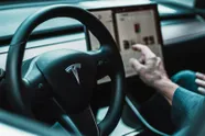 Tesla-bestuurder deelt angstaanjagende dashcambeelden van crash, seconden nadat FSD onverwacht werd uitgeschakeld
