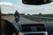 Deze verkeersvrijstelling voor Belgische motorrijders kent strikte grenzen: "Toegestaan, maar niet altijd"