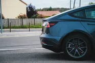 Vergelijking tussen nieuwe en ‘versleten’ Tesla onthult verrassende waarheid: "De mythe kan in de vuilbak"