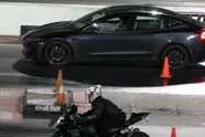 Suzuki GSX-R doet dragrace tegen Tesla Model 3, maar het verloopt niet zoals gepland voor de motorrijder
