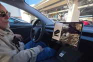 Gepensioneerde buschauffeur (82) probeert voor het eerst de Full Self-Driving-modus van Tesla en geeft eerlijke reactie