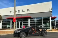 Man brengt zijn gestripte Model S Plaid naar Tesla-service, maar krijgt daar verrassende reactie