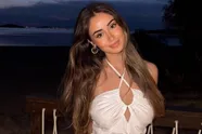 Ook voor juf Laura is het vakantie en daar horen dus enkele schaars geklede vakantiefoto's bij