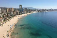 Deze ietwat bizarre strandregel in Benidorm kan je een boete van 150 euro opleveren