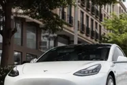 Belgische Tesla-eigenaar lokt flink wat commentaar uit met zijn bijzondere nummerplaat