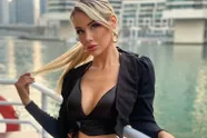 Pikante foto's naar Wout Bru of niet: Debby Gommeren staat op Kamping Kitsch! Tijd voor... haar pikantste foto's