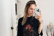 In Amsterdam kennen ze Jitske Van de Veire nu ook, en daar zit haar zeer pikante (bh-loze) outfit zeker voor iets tussen