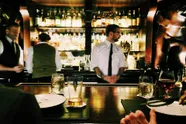 Barmannen onthullen geheime codes waarmee ze knappe dames (en hun lichaamsdelen) aanduiden