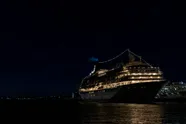 Huiveringwekkende beelden tonen wat er écht onder een cruiseschip schuilt nadat man GoPro in zee laat zakken