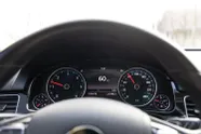 De verrassende reden waarom auto's snelheden op de teller hebben die ze nooit kunnen halen