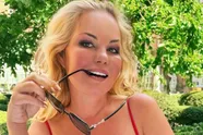 Lesley-Ann Poppe poseert zonder beha onder topje en plots stelt iedereen haar dezelfde vraag (foto's)